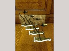 A set of four Arts and Crafts elegantly curved brass wall lights. - Thumbnail 7
