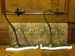 A set of four Arts and Crafts elegantly curved brass wall lights. - Thumbnail 8