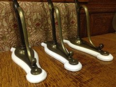 A set of four Arts and Crafts elegantly curved brass wall lights. - Thumbnail 10