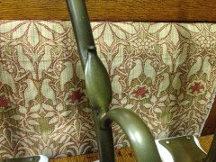A set of four Arts and Crafts elegantly curved brass wall lights. - Thumbnail 11