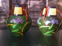 A good rare pair of Foley Intarsio vases, hand decorated with vivid swirling Iris's on a rich green back ground - Thumbnail 1