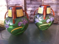 A good rare pair of Foley Intarsio vases, hand decorated with vivid swirling Iris's on a rich green back ground - Thumbnail 3