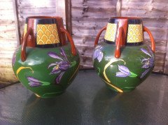 A good rare pair of Foley Intarsio vases, hand decorated with vivid swirling Iris's on a rich green back ground - Thumbnail 4