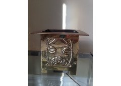 Margaret Gilmour (attributed). A square Glasgow School brass planter with stylised rose and floral details - Thumbnail 1