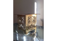 Margaret Gilmour (attributed). A square Glasgow School brass planter with stylised rose and floral details - Thumbnail 3