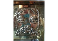 Margaret Gilmour (attributed). A square Glasgow School brass planter with stylised rose and floral details - Thumbnail 4
