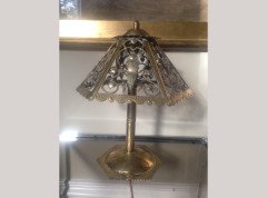 Alfred Bucknell. An exceptional Arts and Crafts hand made brass table lamp with a Heron. - Thumbnail 1