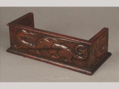 John Pearson (attributed). An oak and embossed copper book rack - Thumbnail 1