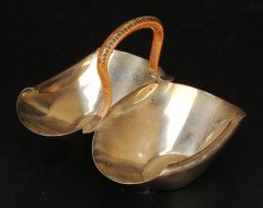 Roberts and Belk. A silver plated double-well preserve dish - Thumbnail 1