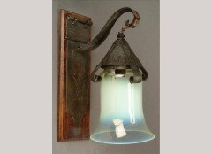 Birmingham Guild of Handicraft. A quality wall light retaining the original vaseline glass shade. - Thumbnail 1