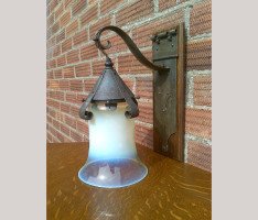 Birmingham Guild of Handicraft. A quality wall light retaining the original vaseline glass shade. - Thumbnail 3