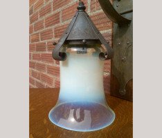 Birmingham Guild of Handicraft. A quality wall light retaining the original vaseline glass shade. - Thumbnail 4