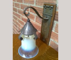 Birmingham Guild of Handicraft. A quality wall light retaining the original vaseline glass shade. - Thumbnail 5