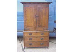 Ambrose Heal for Heals of London. A superb quality Arts and Crafts 1/4 sawn oak linen press - Thumbnail 1