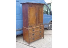 Ambrose Heal for Heals of London. A superb quality Arts and Crafts 1/4 sawn oak linen press - Thumbnail 2
