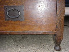Ambrose Heal for Heals of London. A superb quality Arts and Crafts 1/4 sawn oak linen press - Thumbnail 4