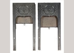 Thomas Jeckyll (attributed). A pair of cast iron fireplace inserts with a peacock displayed on a bracket - Thumbnail 1
