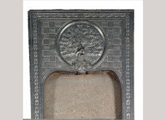 Thomas Jeckyll (attributed). A pair of cast iron fireplace inserts with a peacock displayed on a bracket - Thumbnail 2