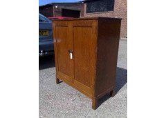 Heals of London. A Cotswold style oak 2 door dwarf cupboard - Thumbnail 2