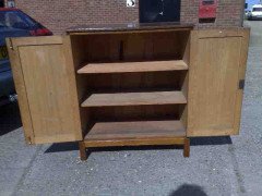 Heals of London. A Cotswold style oak 2 door dwarf cupboard - Thumbnail 3
