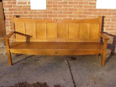 A well designed good quality Arts and Crafts oak settle - Thumbnail 1