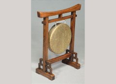 E W Godwin (attributed). An oak and brass 'Pagoda' gong stand - Thumbnail 1