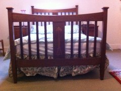 Wylie and Lochhead. A top quality Glasgow School Arts and Crafts oak bedroom pair with 3/4 wardrobe and 4' 6" double bed. - Thumbnail 1