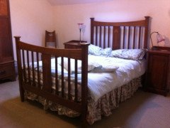 Wylie and Lochhead. A top quality Glasgow School Arts and Crafts oak bedroom pair with 3/4 wardrobe and 4' 6" double bed. - Thumbnail 5