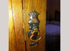 Wylie and Lochhead. A top quality Glasgow School Arts and Crafts oak bedroom pair with 3/4 wardrobe and 4' 6" double bed. - Thumbnail 12