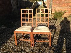 Heals of London. A set of four Arts and Crafts oak lattice back dining chairs - Thumbnail 5