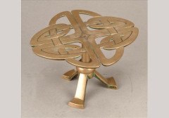 Margaret Gilmour. A Glasgow School brass trivet, with Celtic knot decoration - Thumbnail 1