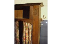 M H Baillie Scott (style of). An excellent oak Arts and Crafts hall cupboard with stylised floral carvings - Thumbnail 2