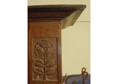 M H Baillie Scott (style of). An excellent oak Arts and Crafts hall cupboard with stylised floral carvings - Thumbnail 3