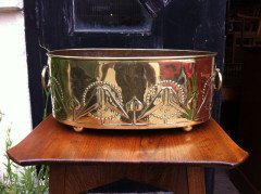 Margaret Gilmour (possibly). A good Glasgow school brass planter with embossed kissing birds in the style of Talwin Morris - Thumbnail 1