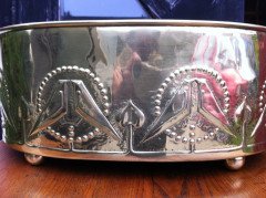 Margaret Gilmour (possibly). A good Glasgow school brass planter with embossed kissing birds in the style of Talwin Morris - Thumbnail 2