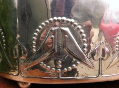 Margaret Gilmour (possibly). A good Glasgow school brass planter with embossed kissing birds in the style of Talwin Morris - Thumbnail 3