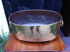 Margaret Gilmour (possibly). A good Glasgow school brass planter with embossed kissing birds in the style of Talwin Morris - Thumbnail 5