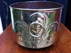 Margaret Gilmour (possibly). A good Glasgow school brass planter with embossed kissing birds in the style of Talwin Morris - Thumbnail 6