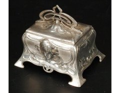 WMF. An Art Nouveau pewter casket, cast with maiden's heads - Thumbnail 1
