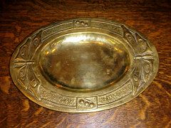 Margaret Gilmour (attributed). An oval Glasgow School brass tray - Thumbnail 1