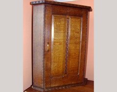 Romney Green. A Cotswold School hanging corner cabinet - Thumbnail 2
