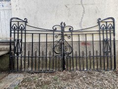 Henry Barton & Co. A rare pair of Arts & Crafts Master Craftsman's hand forged gate - Thumbnail 1