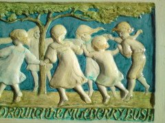 Ellen Mary Rope. A Dellia Robbia wall plaque - Thumbnail 4