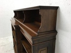 George Jack for Morris and Co. A super quality breakfront walnut open bookcase - Thumbnail 4
