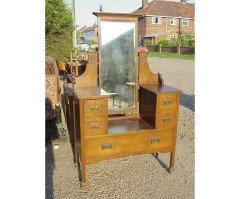 Liberty and Co. An oak Arts and Crafts three piece bedroom suite - Thumbnail 5