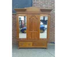 Shapland and Petter. A good Arts and Crafts oak treble wardrobe in the Glasgow Style - Thumbnail 1