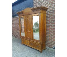 Shapland and Petter. A good Arts and Crafts oak treble wardrobe in the Glasgow Style - Thumbnail 2