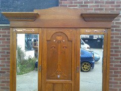 Shapland and Petter. A good Arts and Crafts oak treble wardrobe in the Glasgow Style - Thumbnail 4