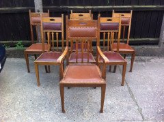 Liberty and Co (attributed). A set of seven Arts and Crafts oak dining chairs - Thumbnail 1