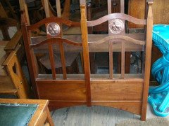 Shapland and Petter. An Arts and Crafts mahogany 3' single bed - Thumbnail 4